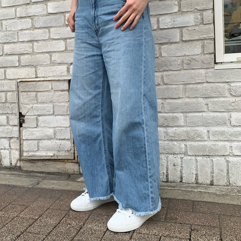 涼しげな雰囲気の淡色コーデ👖